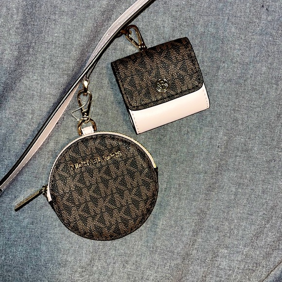 Michael Kors Jet Set Travel Purse with coin purses - Picture 6 of 17